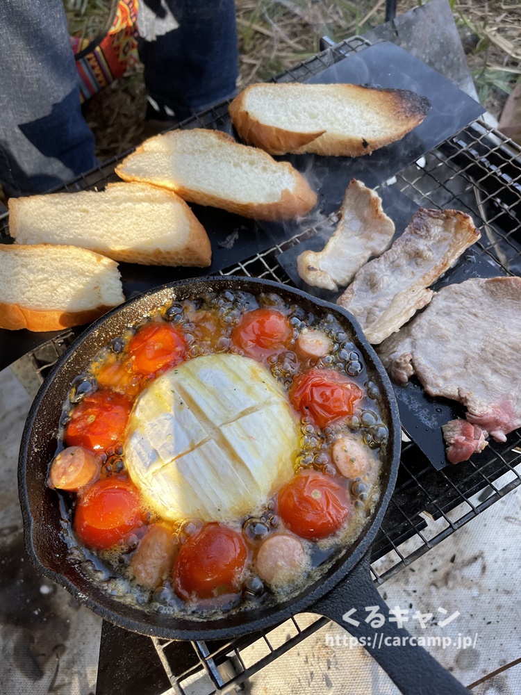 カマンベールチーズのアヒージョ スキレットで作るキャンプ飯 くるキャン
